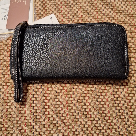 b.o.c Black Charging & RFID Wallet - Picture 6 of 15